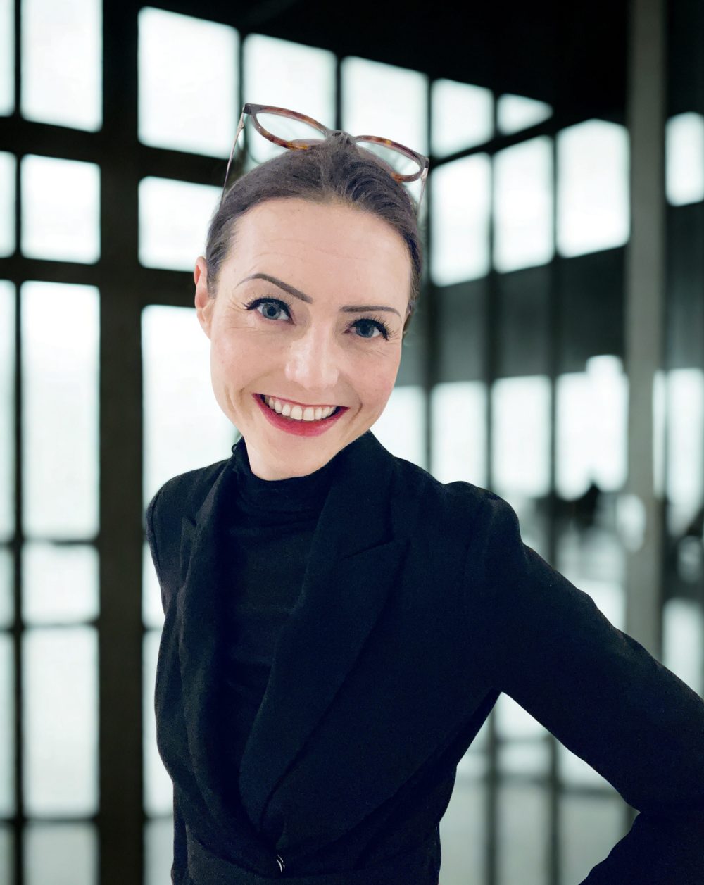 Marina Adler sagt lächelnd Hallo.