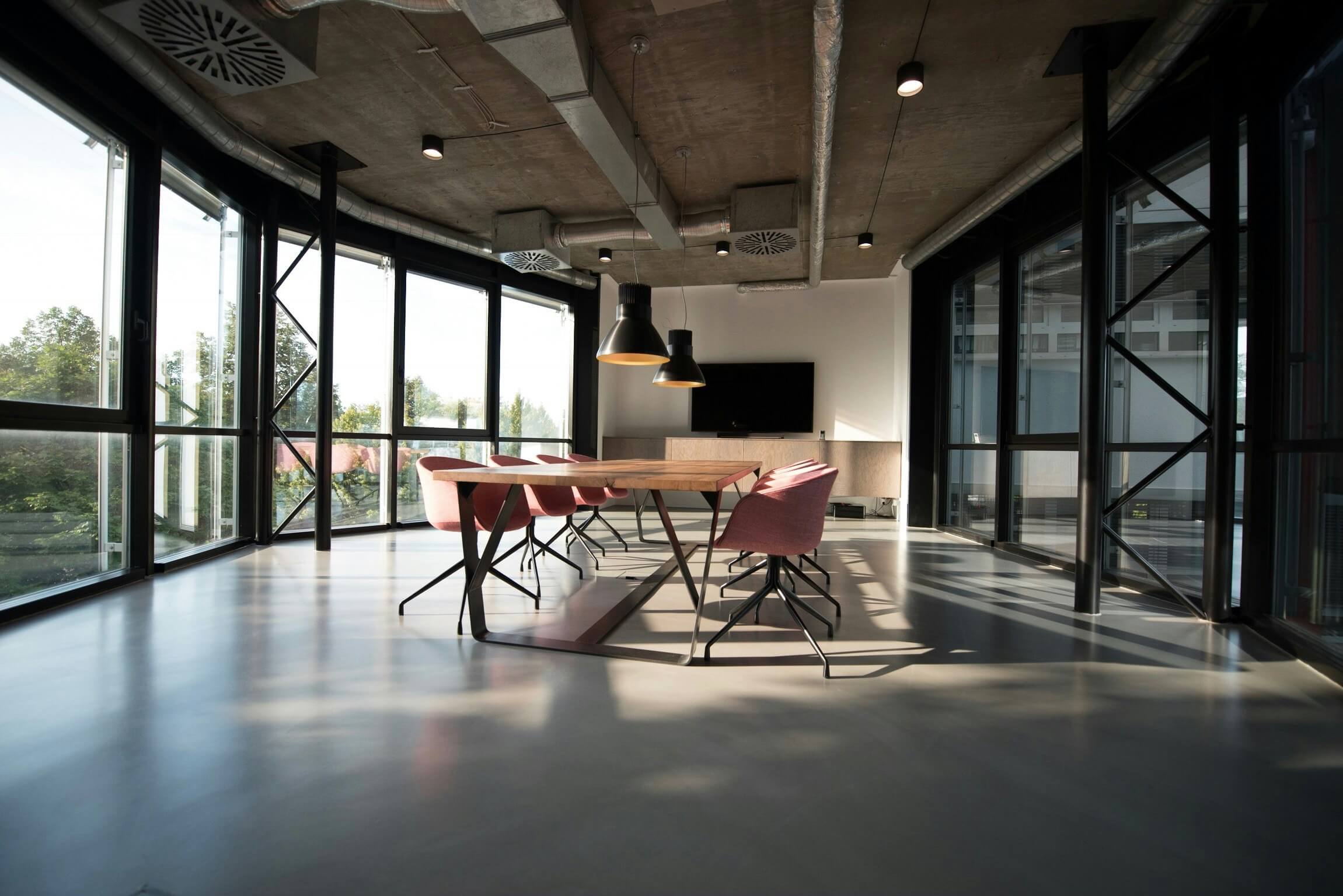 Moderner Conference Room im Loftstil. Marina Adler – Marketing mit Weitblick