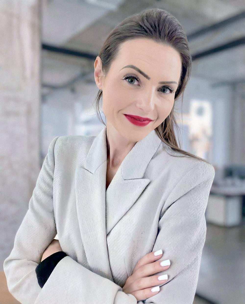 Porträt von Marina Adler, sie lächelt dich an. Marina Adler – Marketing mit Weitblick