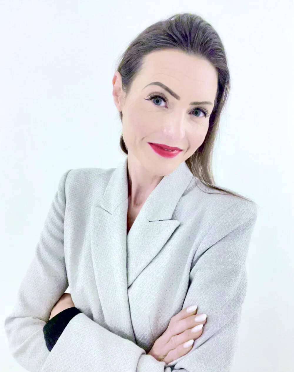 Porträt von Marina Adler, sie lächelt dich an. Marina Adler – Marketing mit Weitblick